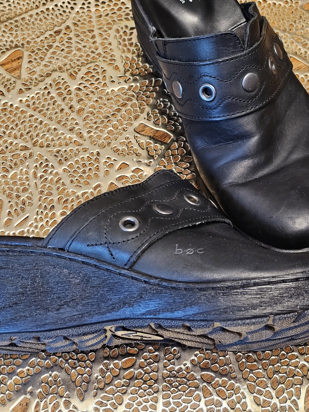 b.o.c. Women's Black Leather Slip-On Mules